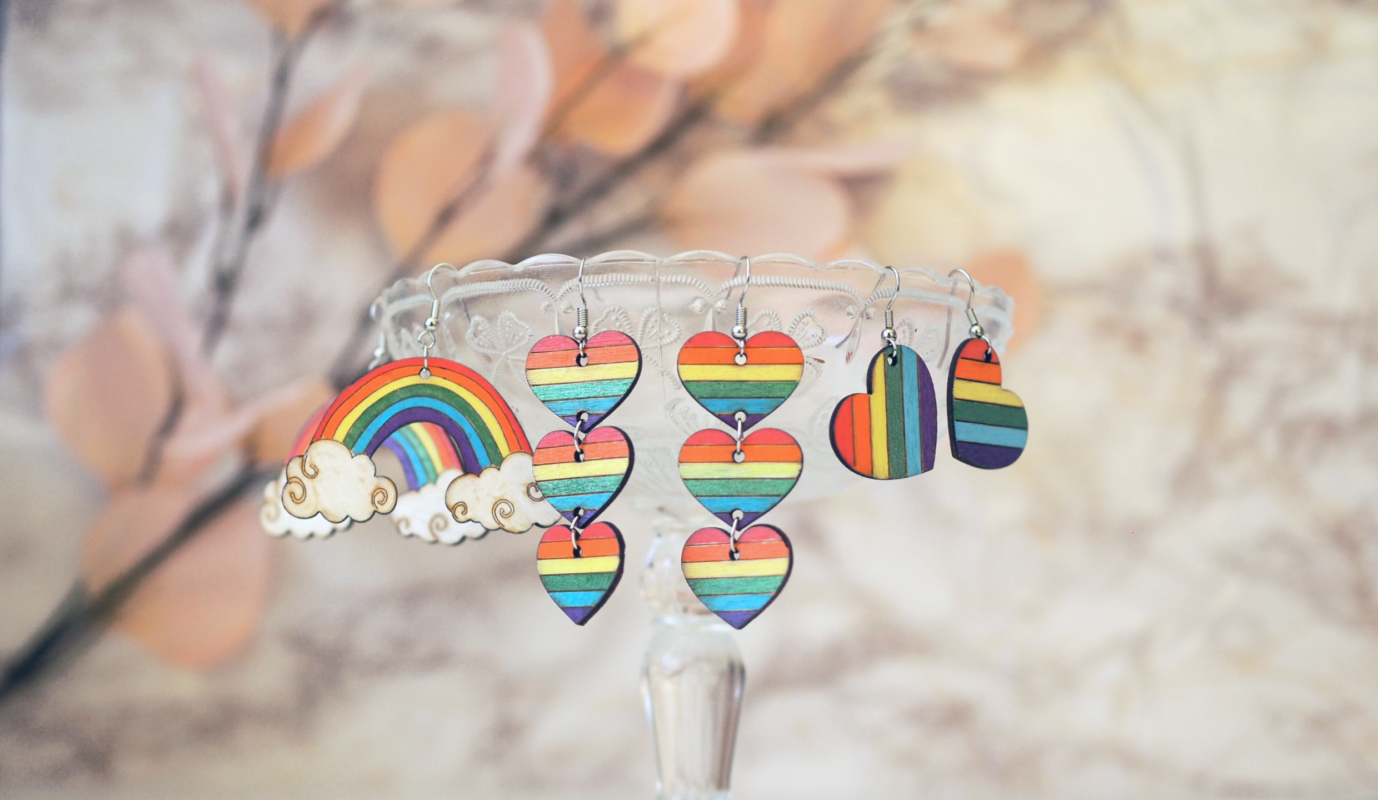 Sateenkaari korvakorut alhaalta